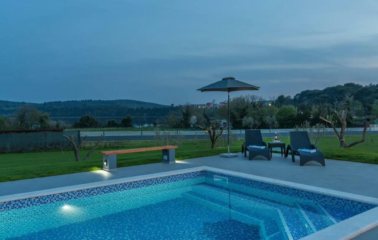 Sea View Apartments With Shared Pool Pomer 3*,